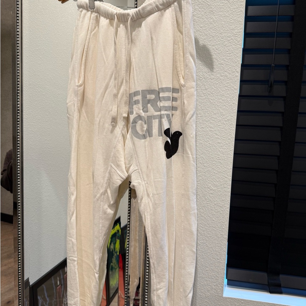 Freecity: SUPERFLUFF LUX POCKET SWEATS; Creamyyumm; Size: S